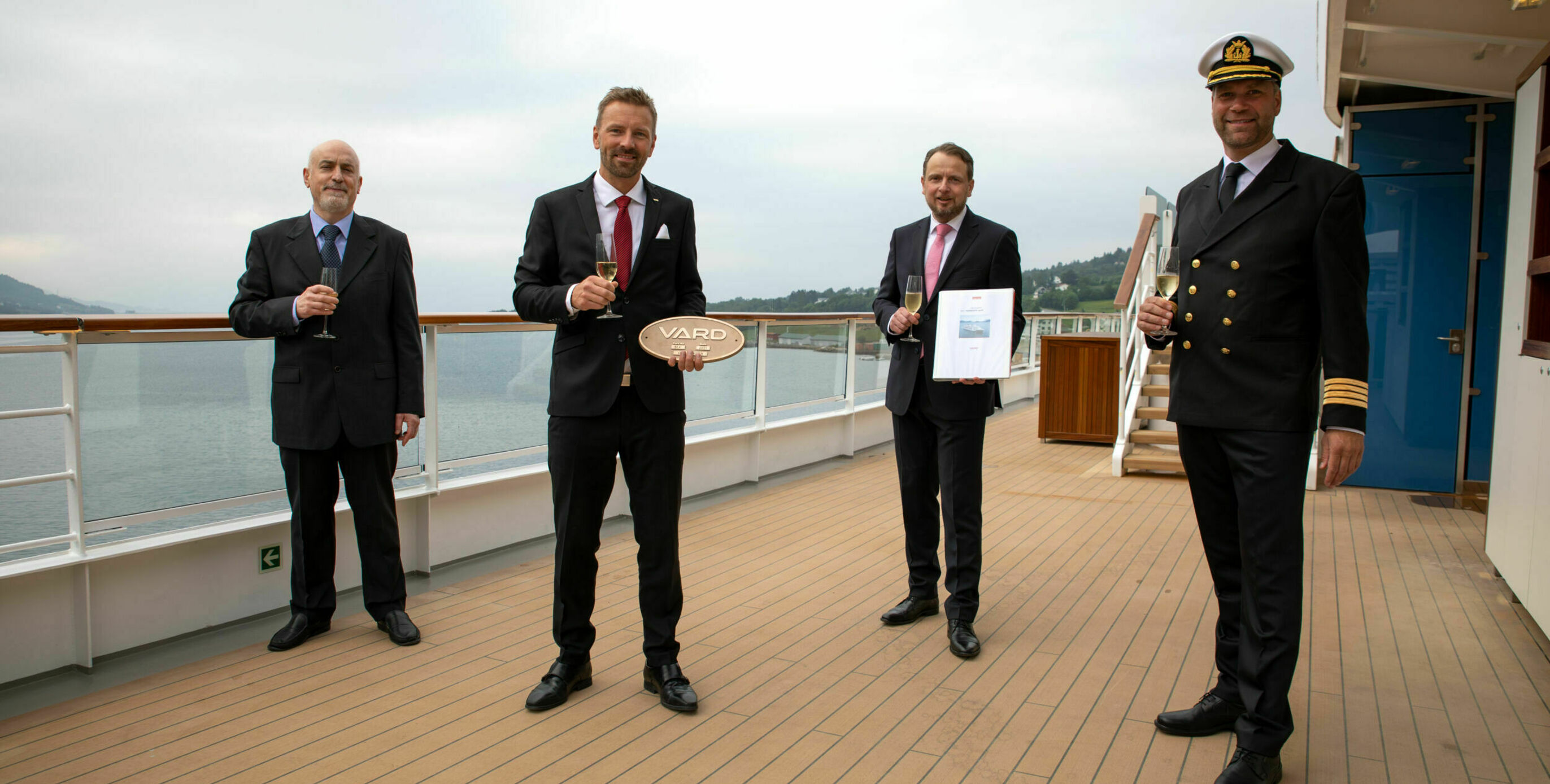 hanseatic cruise staff service